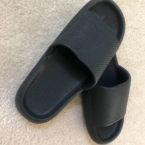 Mens pillow cloud slides. Size 10